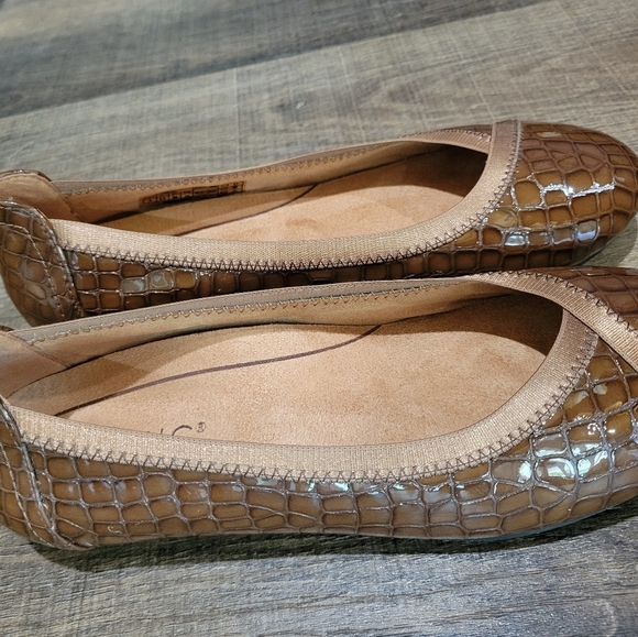 Vionic Women's Brown Croc-Embossed Flats - Picture 5 of 10